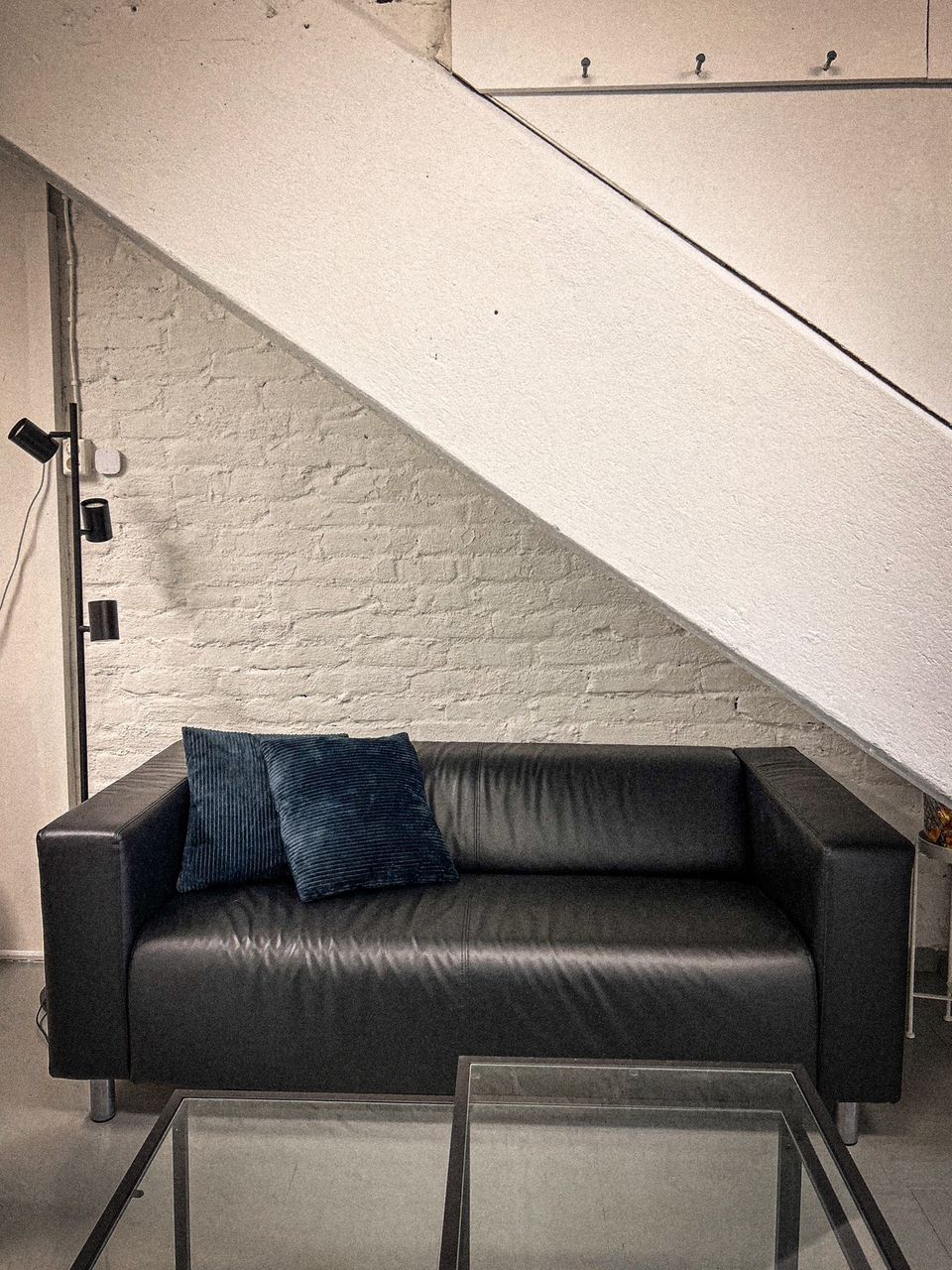 Ikean musta KLIPPAN sohva, 2:n istuttava