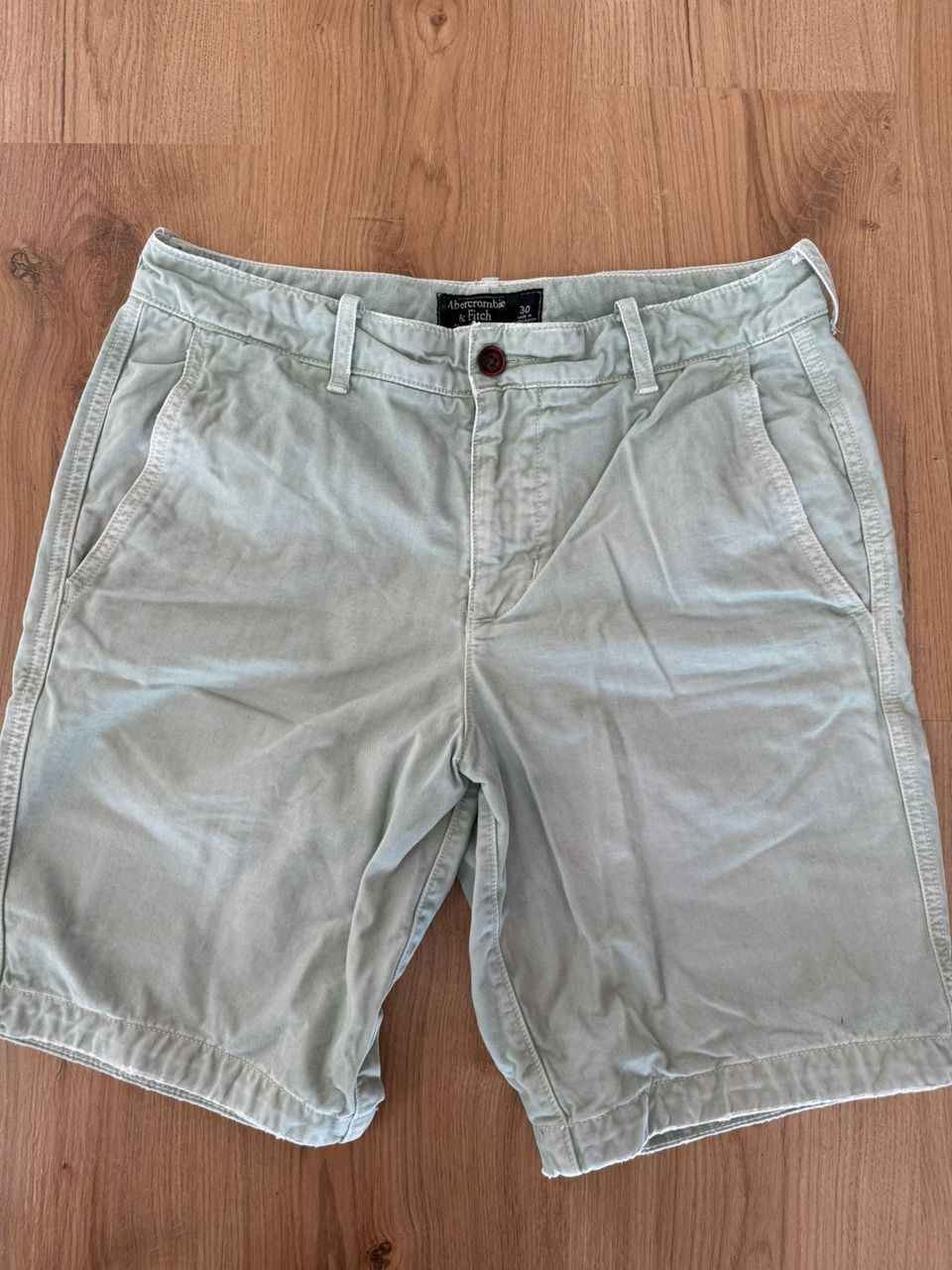 Abercrombie & Fitch miesten vaalenvihreät shortsit, 30/S