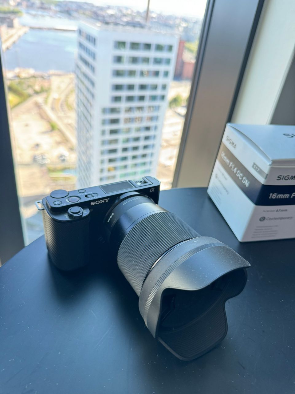 Sony ZV-E10 + Sigma 16mm 1.4 objektiivi (lens)