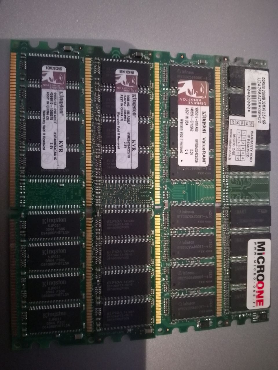 RAM muistit vanhaan pöytäkoneeseen.
