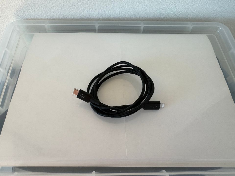 Belkin Smart LED USB-C / Lightning iPhone latauskaapeli 1,2 m (takuu 11/2024)