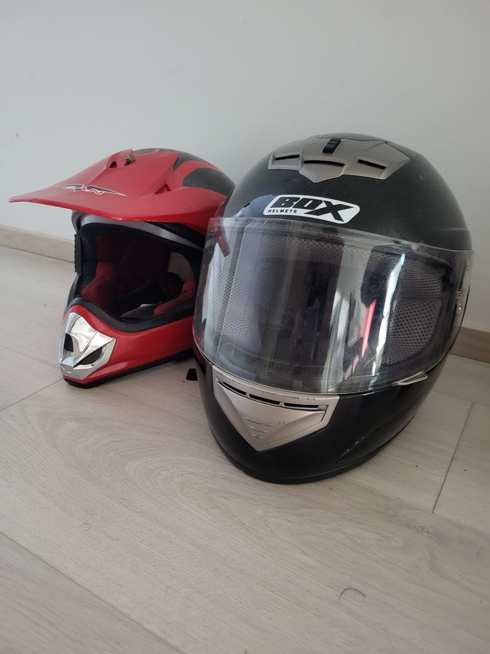 Kaksi JR-kokoista kypärää / Motocross
