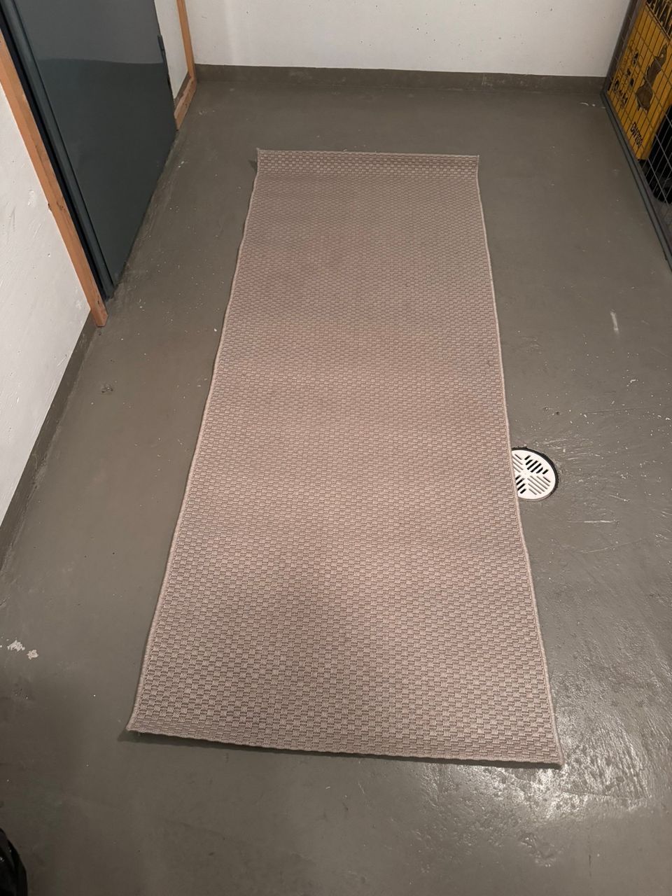 Hyväkuntoinen 80x200cm matto