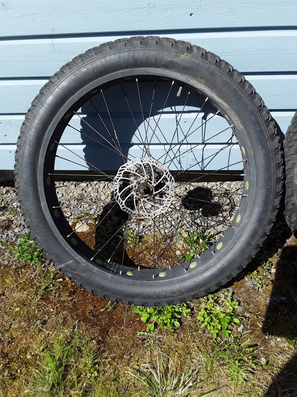Läskipyörän pyörät renkaineen 26×4