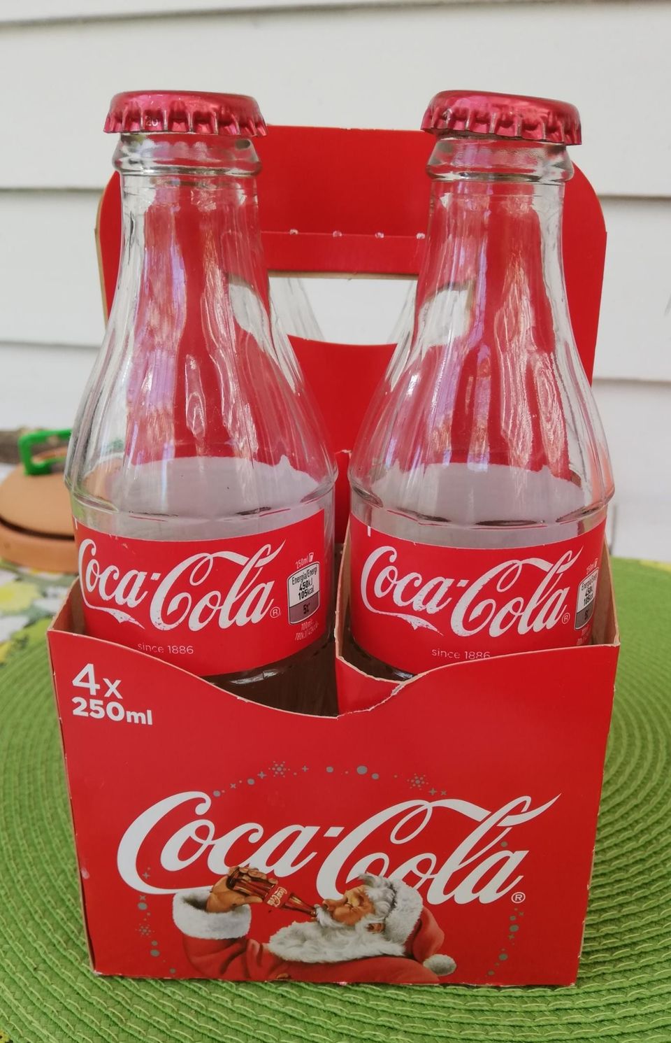 Coca-Cola pullot telineessä