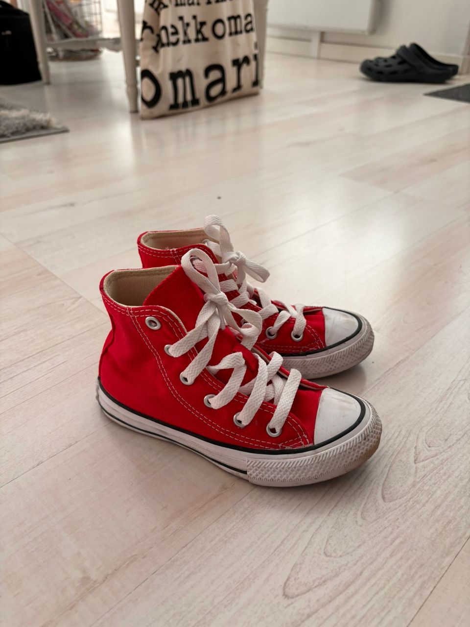 Punaiset Converse-kengät