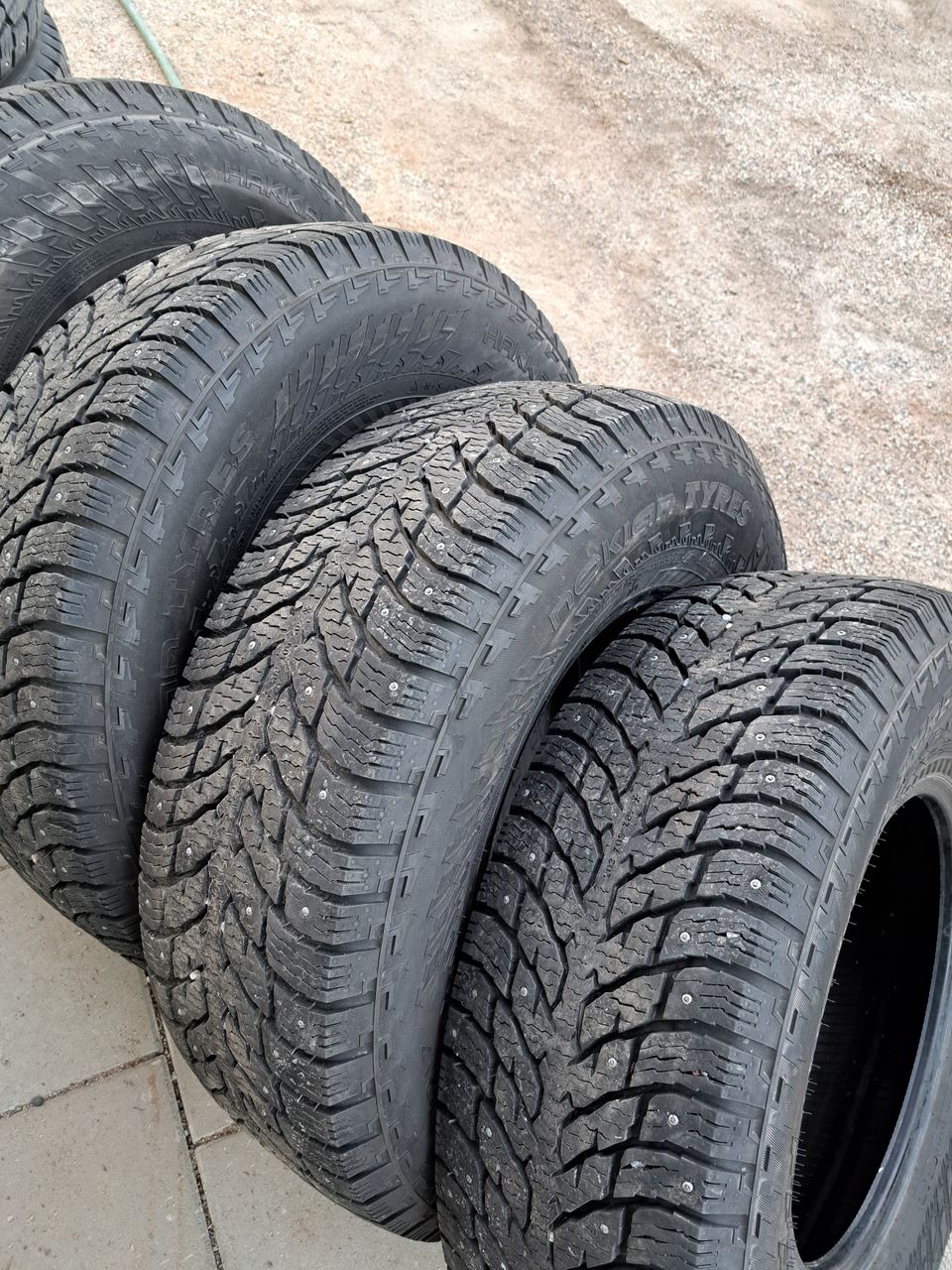 285/70-17 Nokian hakkapeliitta lt3