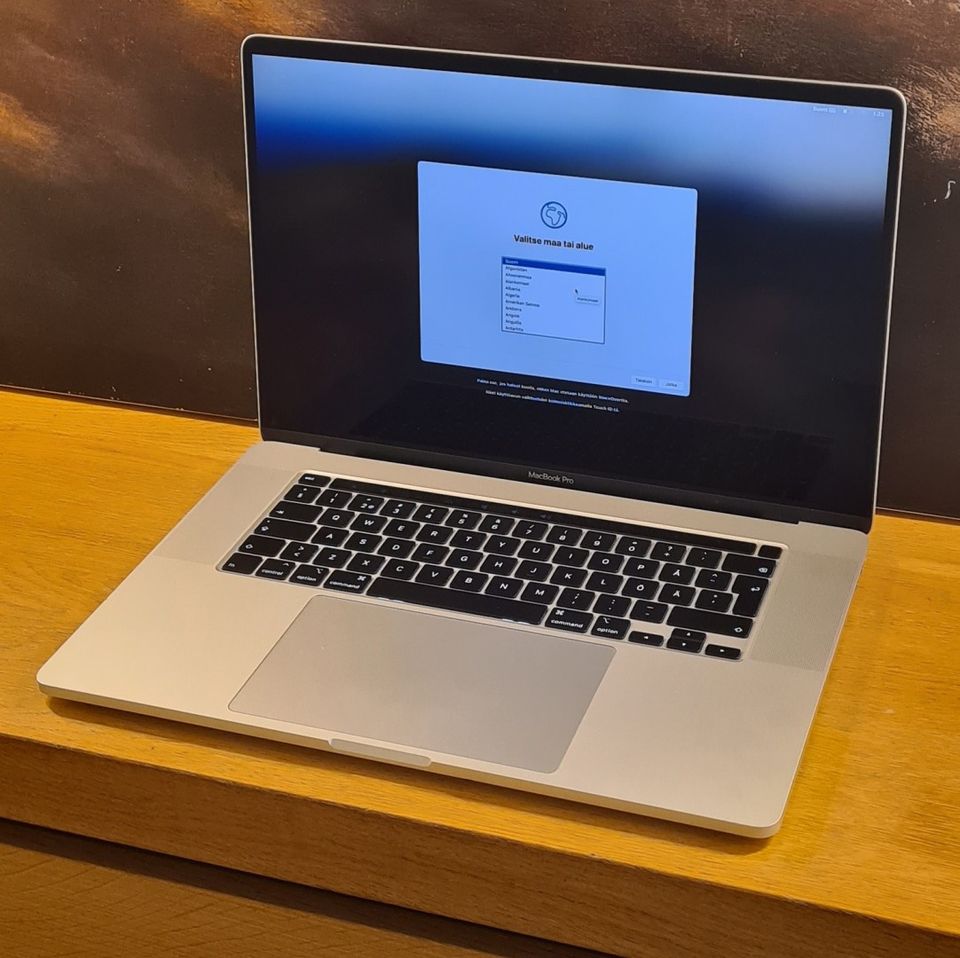 Apple MacBook Pro 16" 2019 (i7 / 32GB / 512GB), sis ALV 24%, takuu