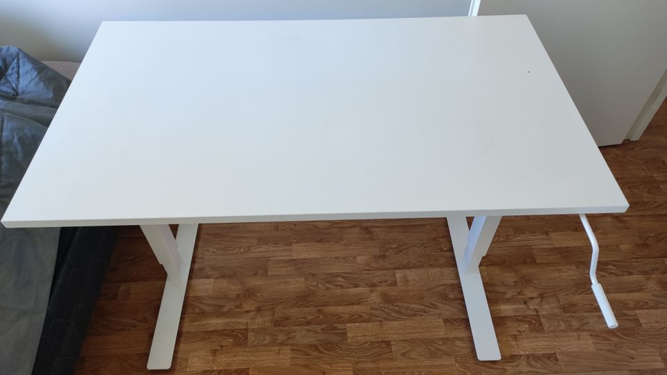Ikea Skarsta säädettävä työpöytä valkoinen
