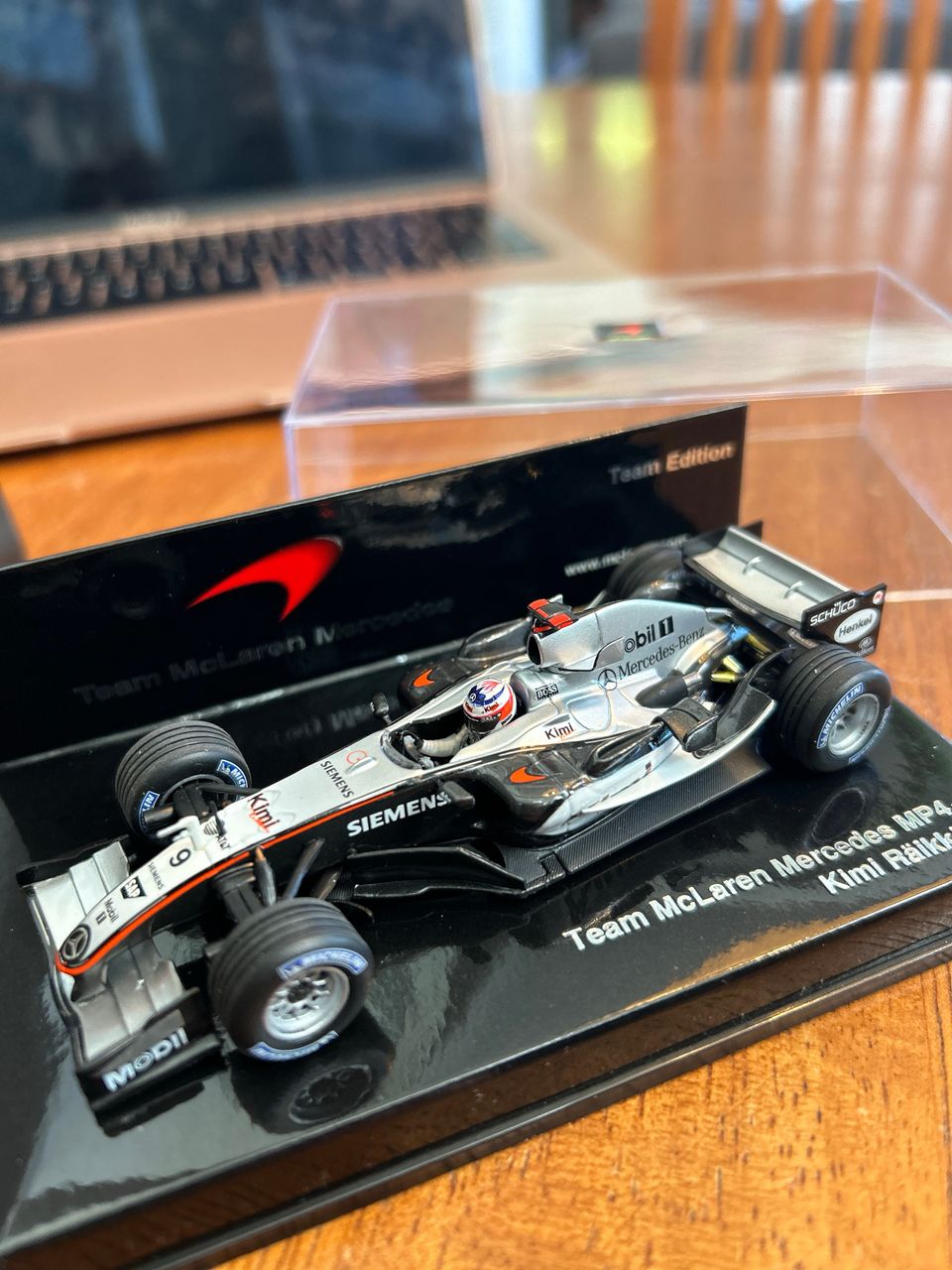 Team McLaren Mercedes MP4-20 Kimi Räikkönen pienoismalli auto