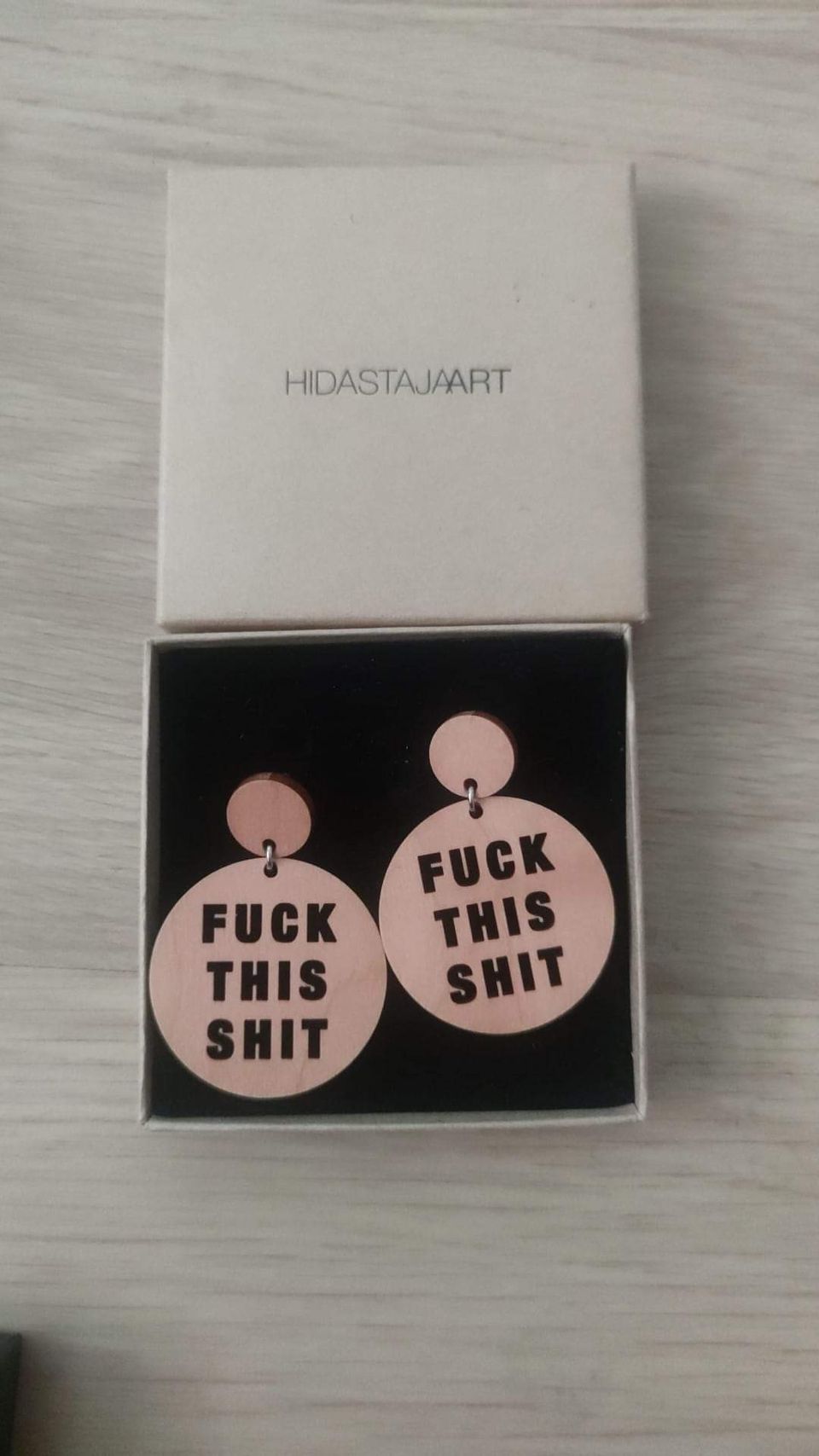 HIDASTAJA ART "FUCK THIS SHIT" roikkuvat nappi korvakorut