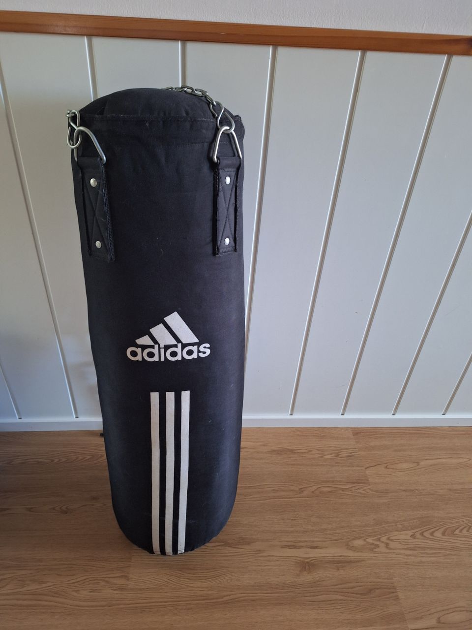 Adidas nyrkkeilysäkki