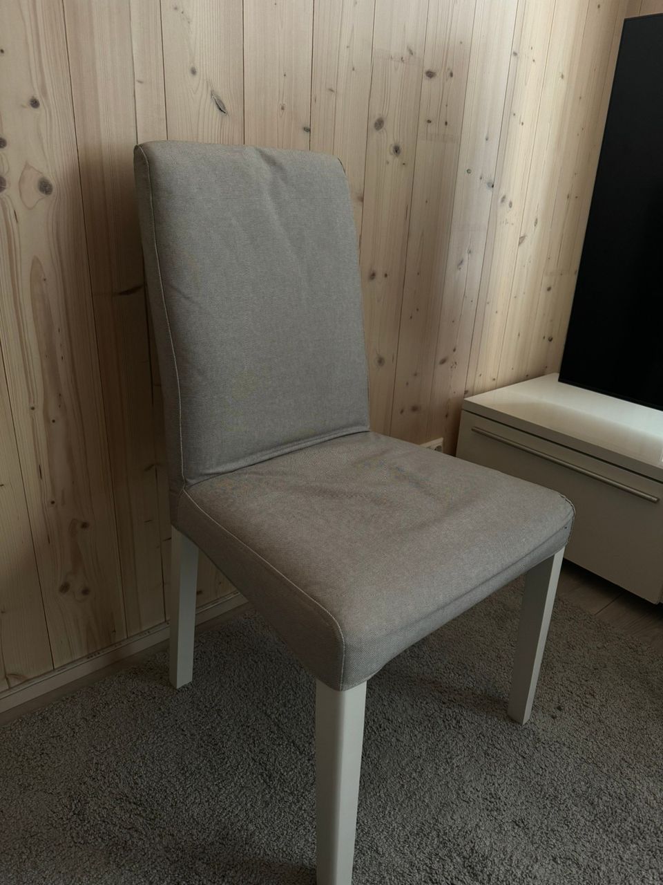 Erinomaisessa kunnossa olevat Ikea Bergmund ruokapöydän tuolit (4x)