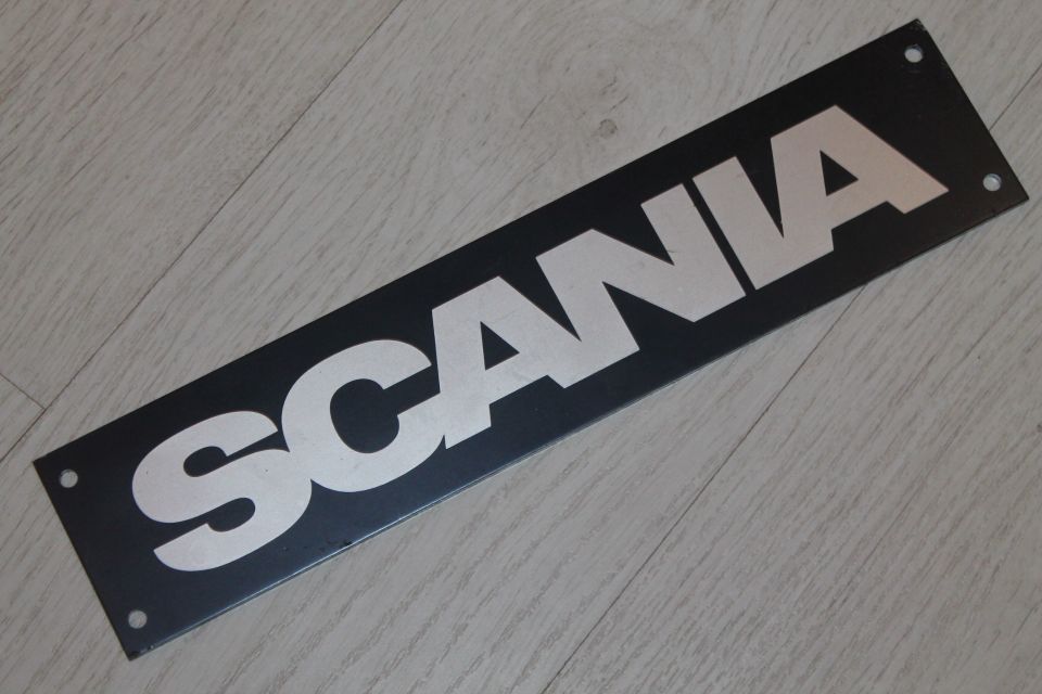 SCANIA mainoskyltti metalli kyltti teksti alumiini 34,4cm rekka-auto kuorma-auto