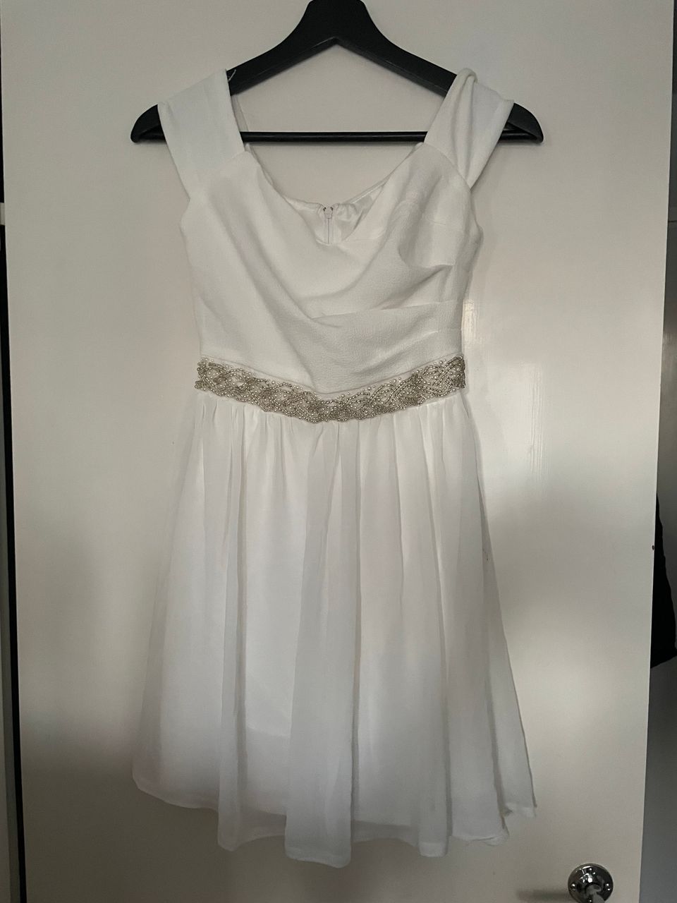 Valkoinen mekko