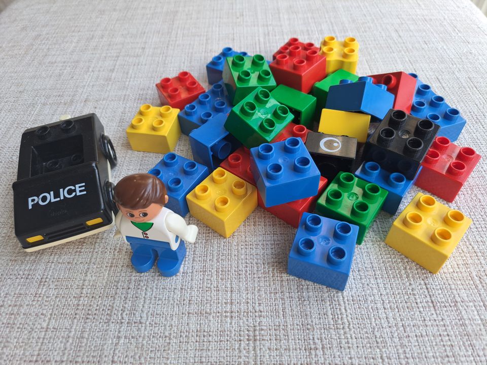 Lego Duplo poliisiauto, hahmoja, palikoita