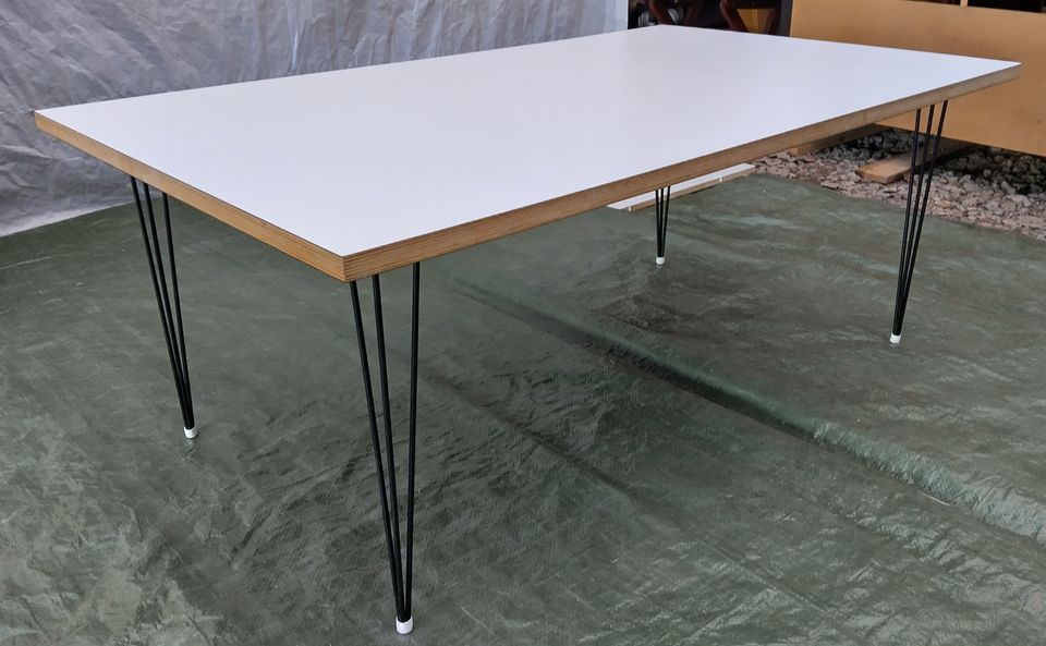 Siisti ja hyväkuntoinen pöytä metallijaloilla. (120x70cm)