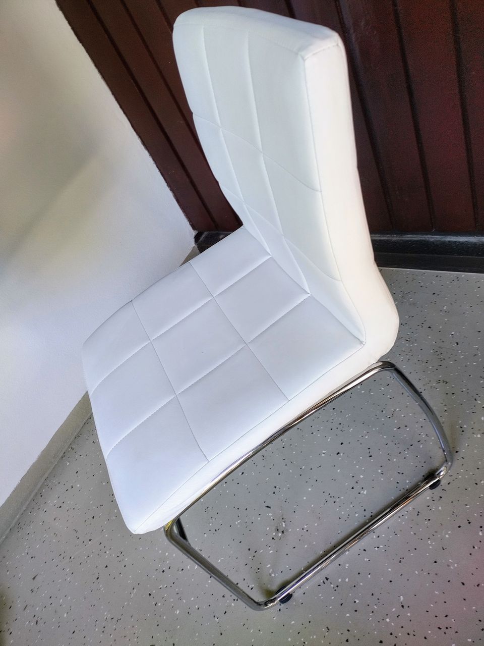 Valkoinen keinonahkainen tuoli