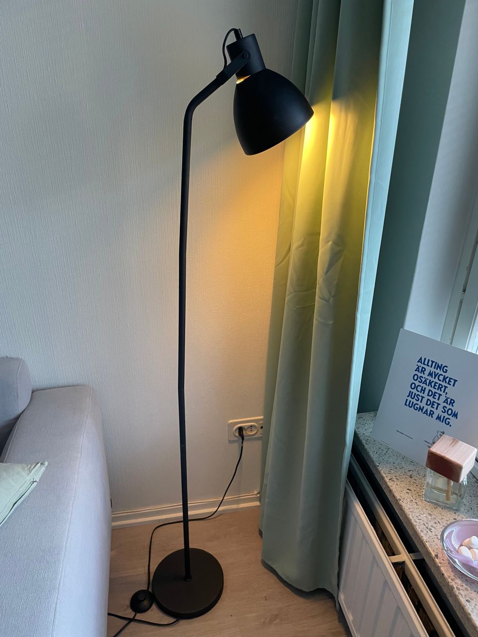 Ikean musta jalkalamppu