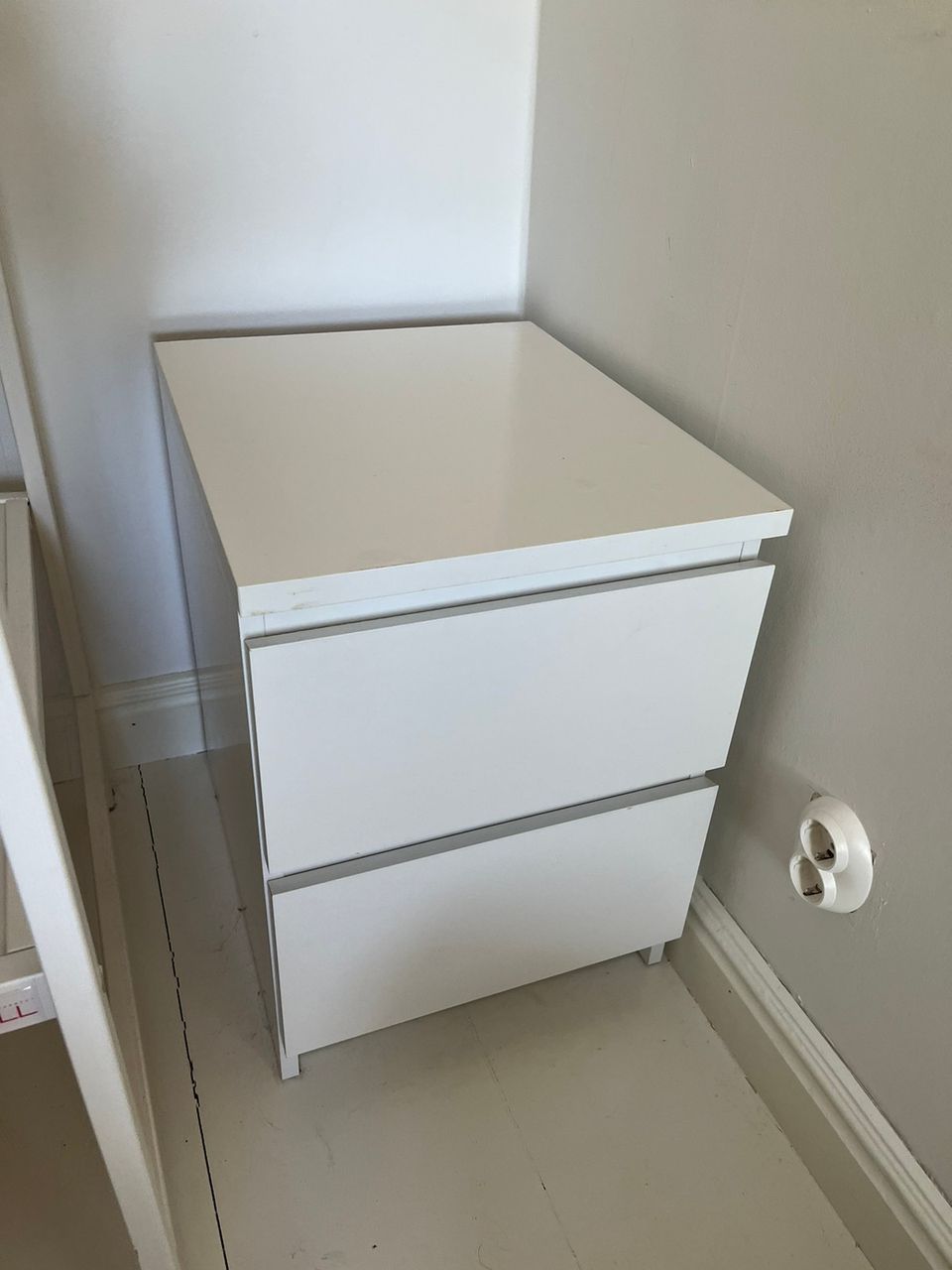 Ikea Malm -lipasto/yöpöytä