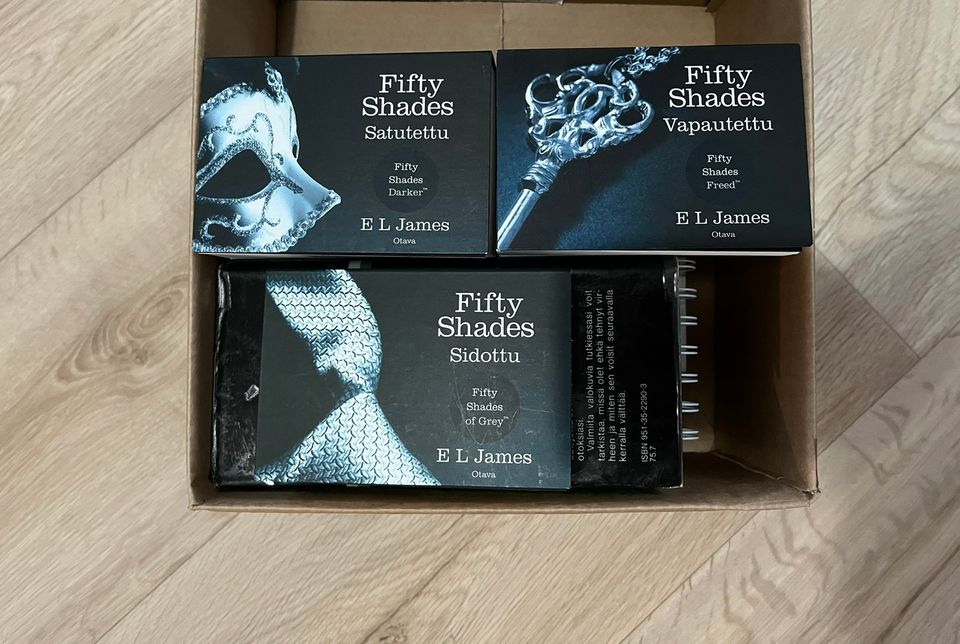 3 kpl Fifty Shades -kirjasarjan kirjoja