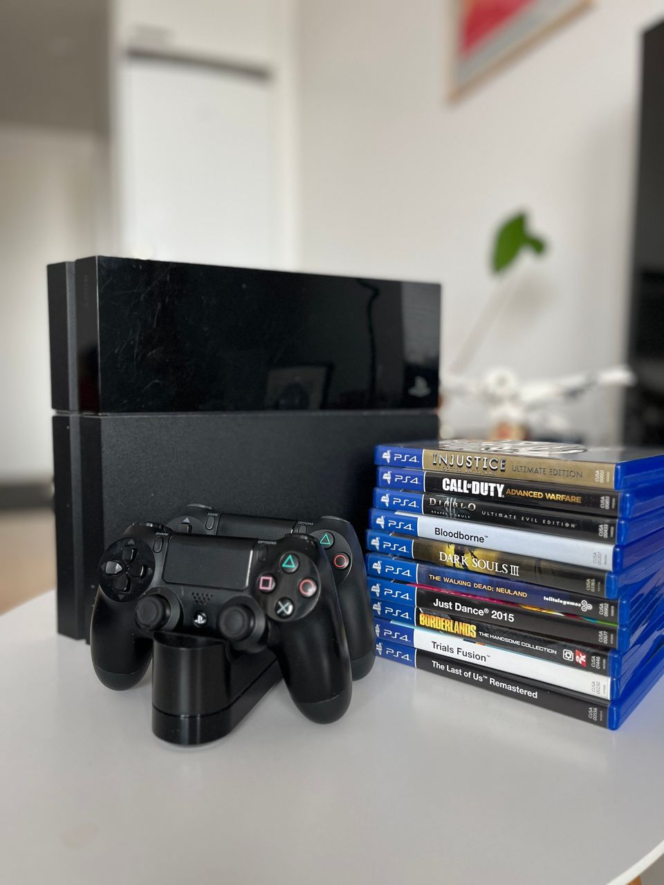 Playstation 4 (500GB) + 2 controllers + controller's holder + 10 games