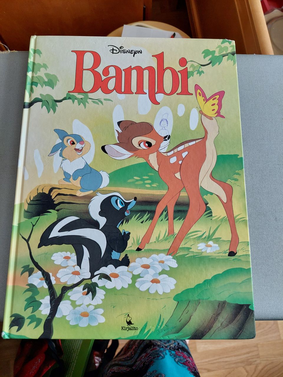 Bambi kurkistusluukku-kirja