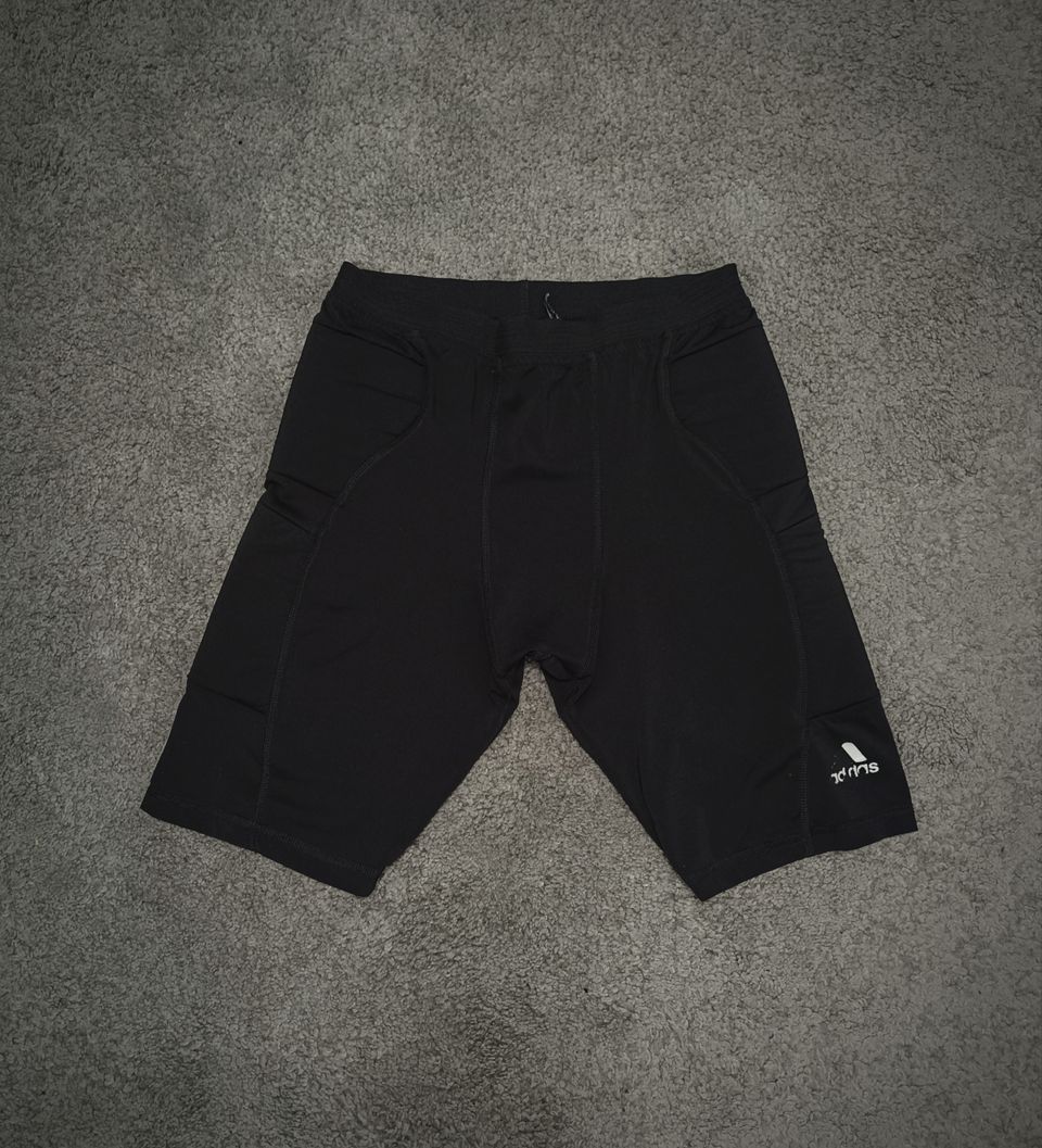 Pehmustetut Adidas shortsit koko S