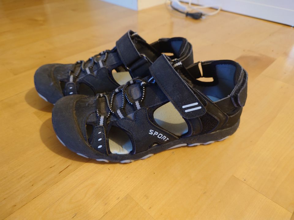 Mustat sandaalit 32