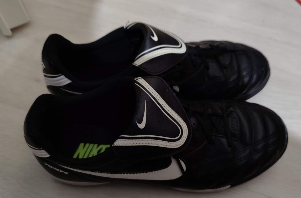 Nike tf jalkapallokengät 38,5