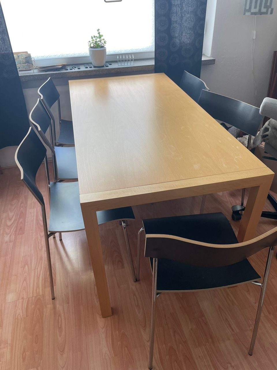 Pöytä ja 6 design tuolia