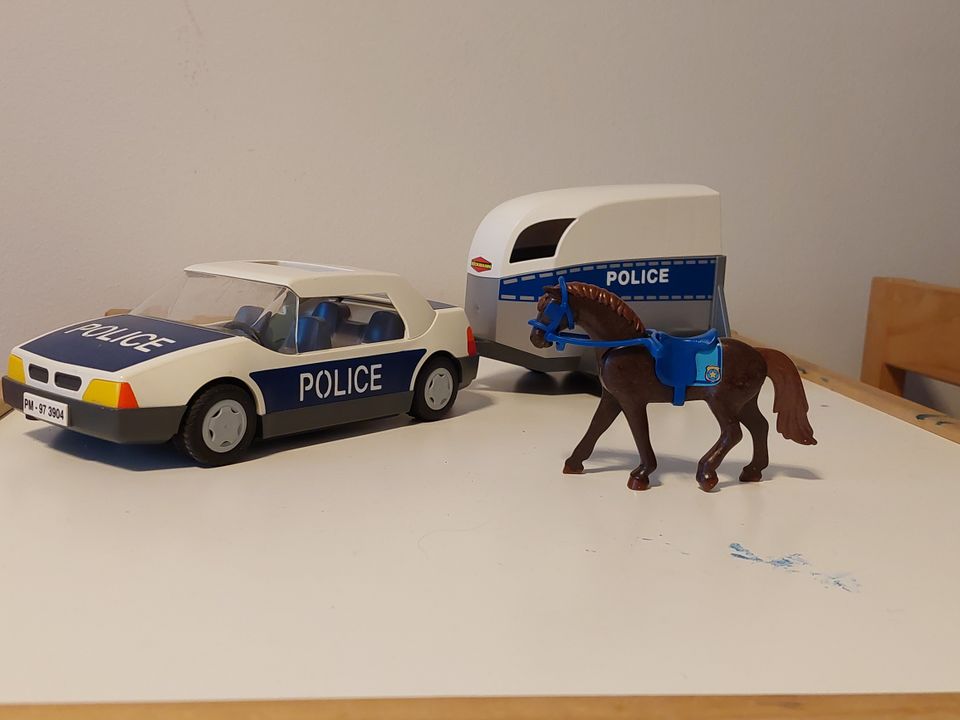 Playmobile poliisiauto, peräkärry ja hevonen