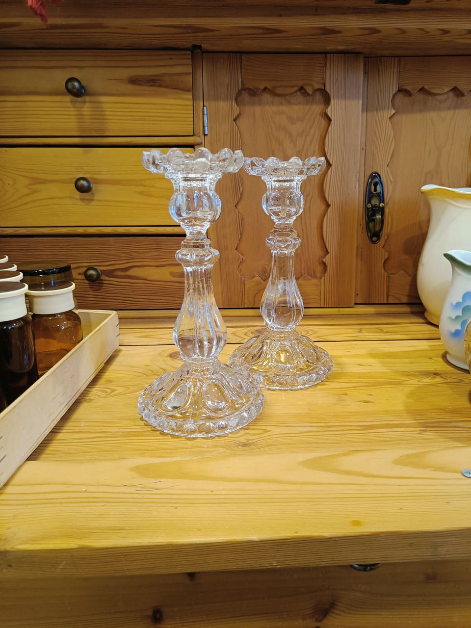 Kaksi lasista kynttilänjalkaa