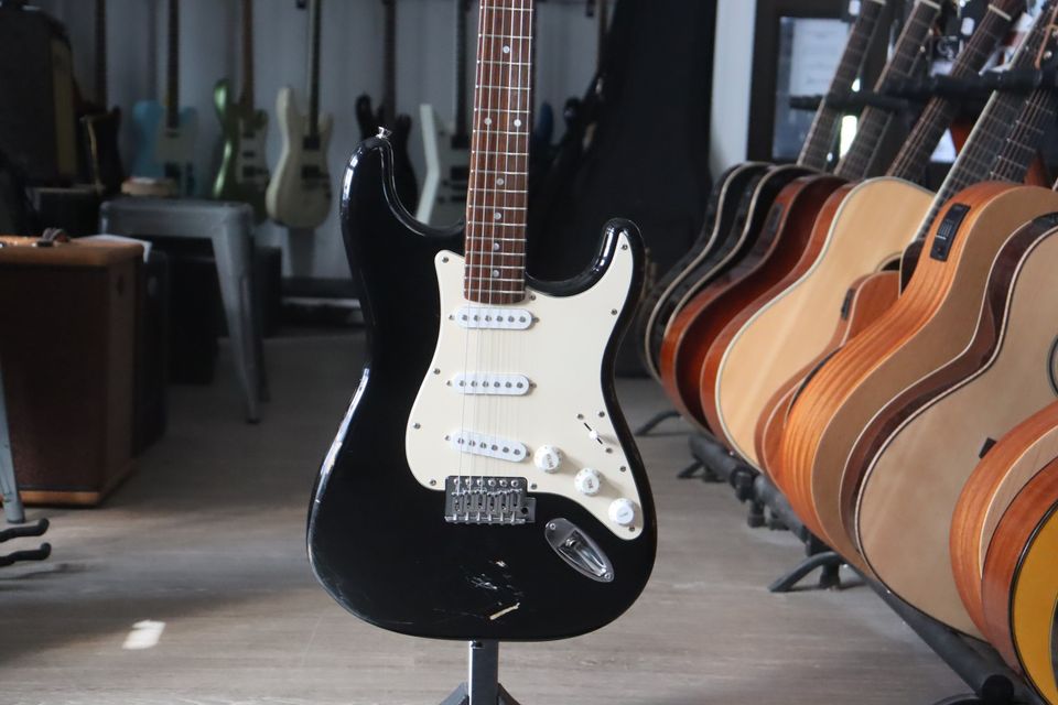 Squier Affinity Stratocaster sähkökitara + gig bag ja hihna