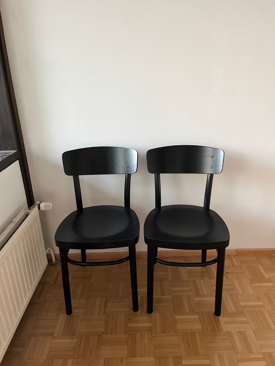Kaksi Ikean tuolia