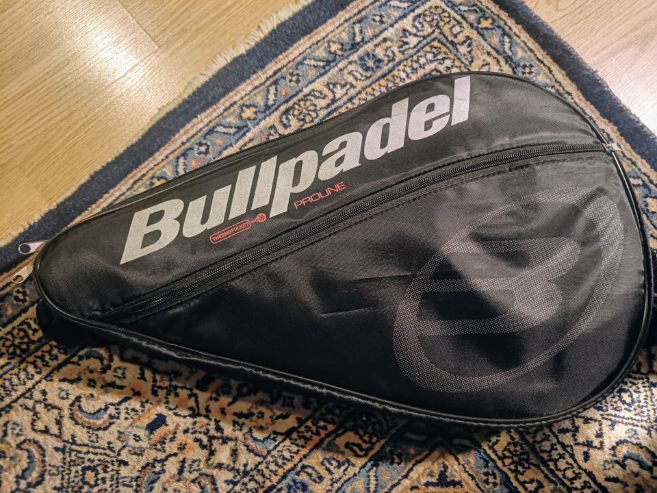 Bullpadel thermo pocket mailakassi sivutaskulla