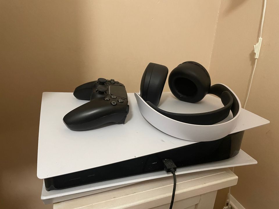 Playstation 5 konsoli (levyasemallinen) ja Playstation pulse headset