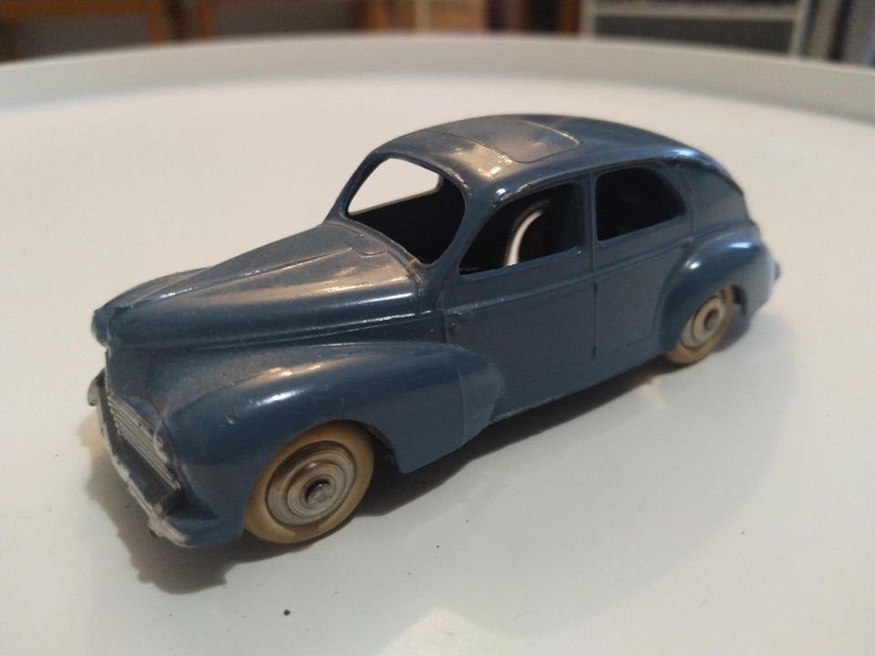 Dinky toys Peugeot 203