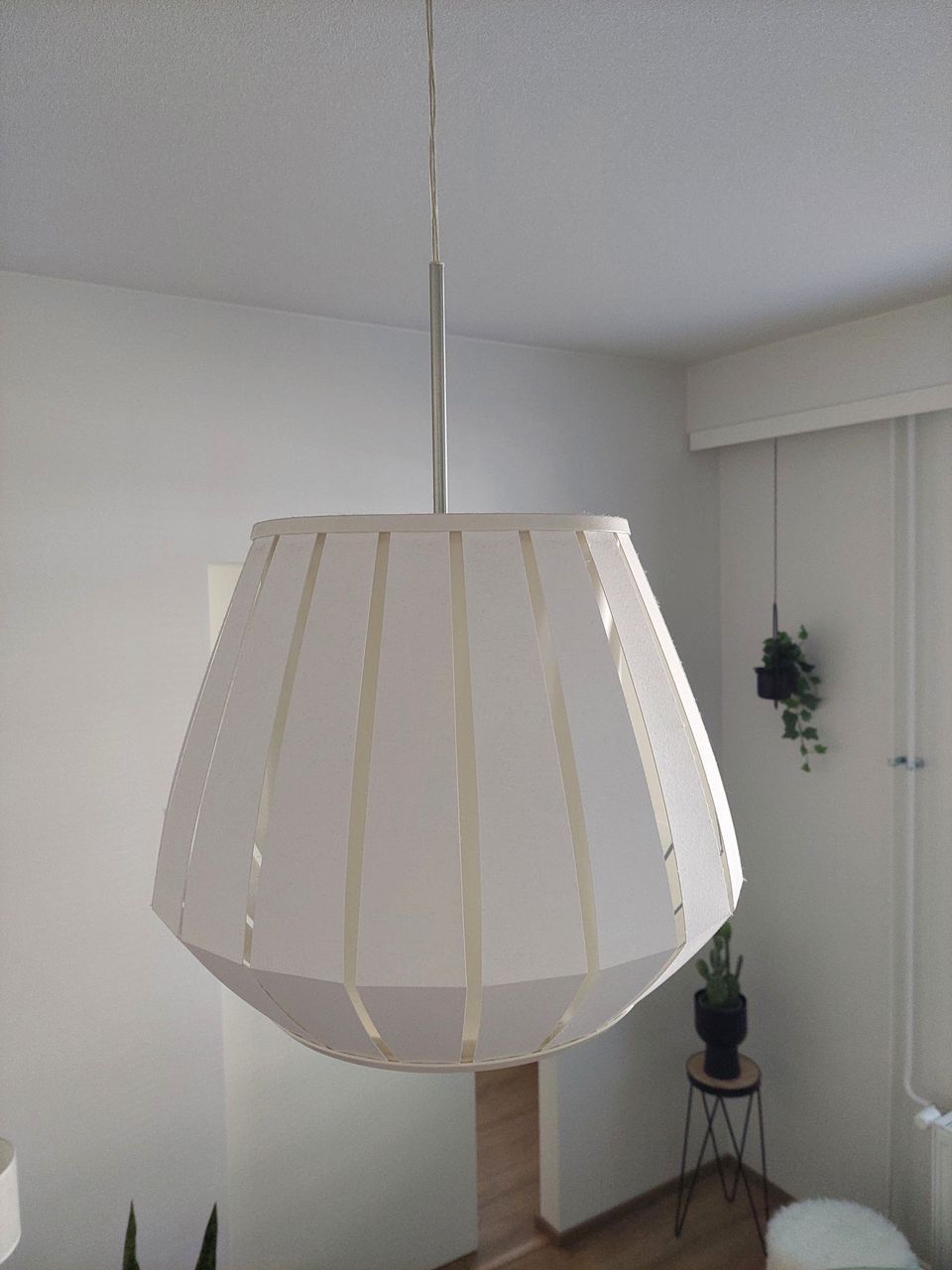 Ikea lamppu+ iso varjostin valkoinen