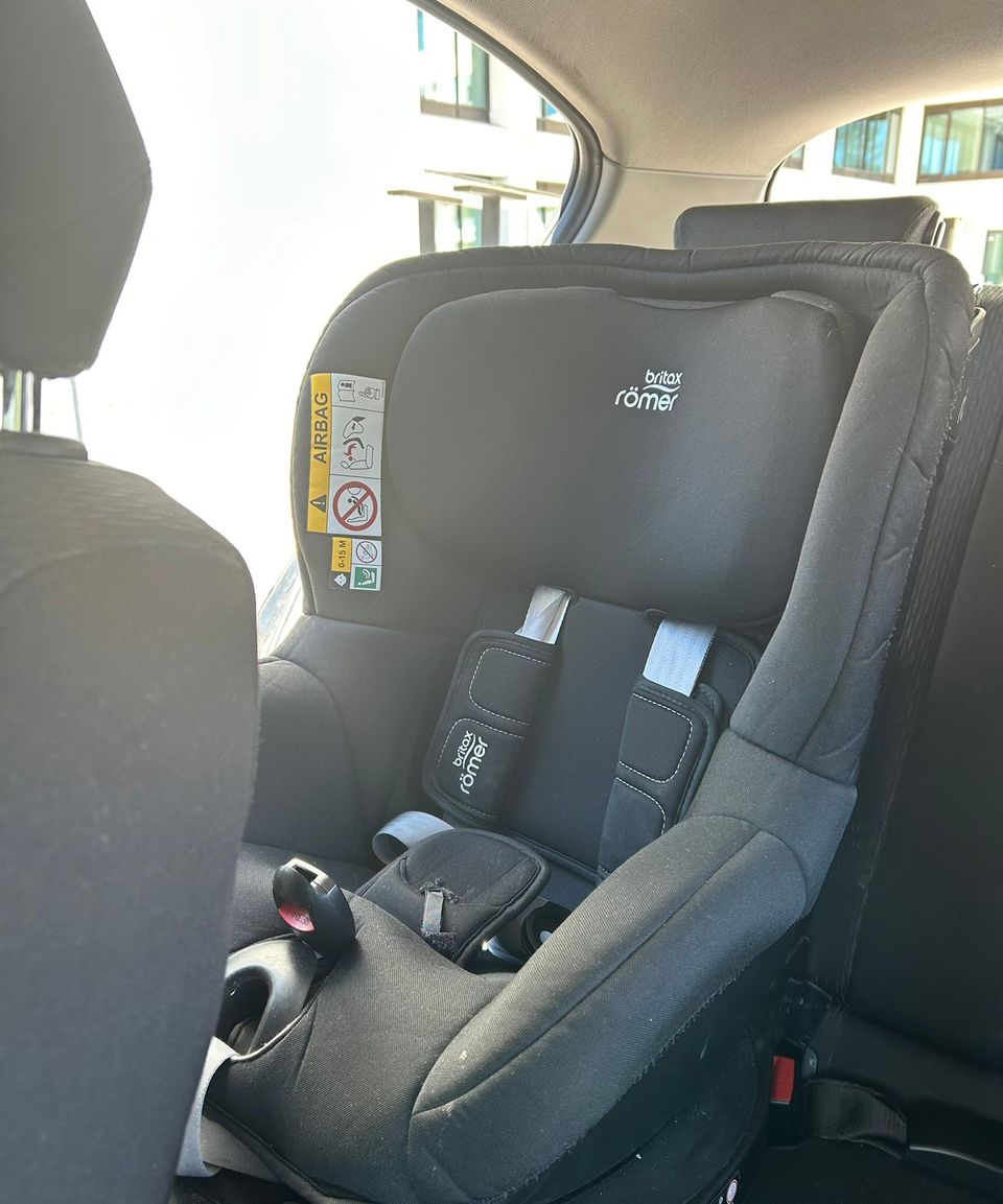 Britax Römer Dualfix musta turvaistuin