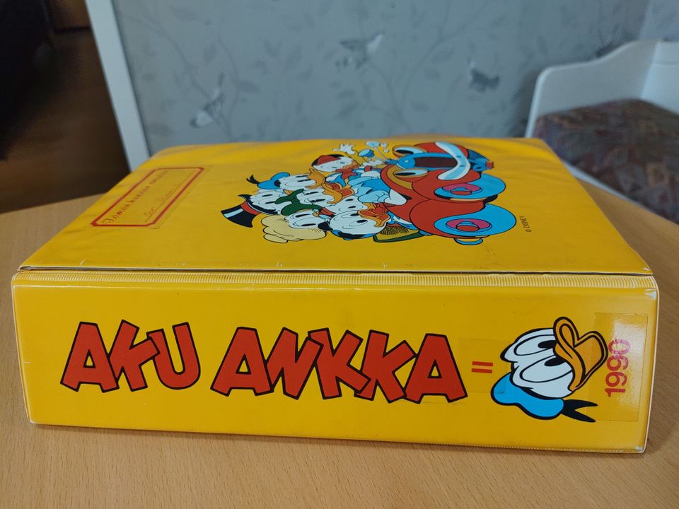 Aku Ankka lehdet kansiossa vv. 1985-1986 ja 1990