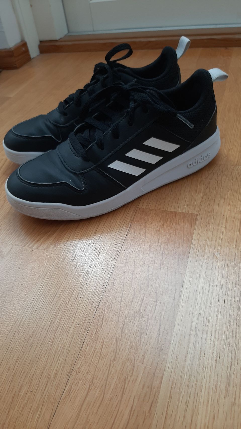 Adidas lenkkarit 36