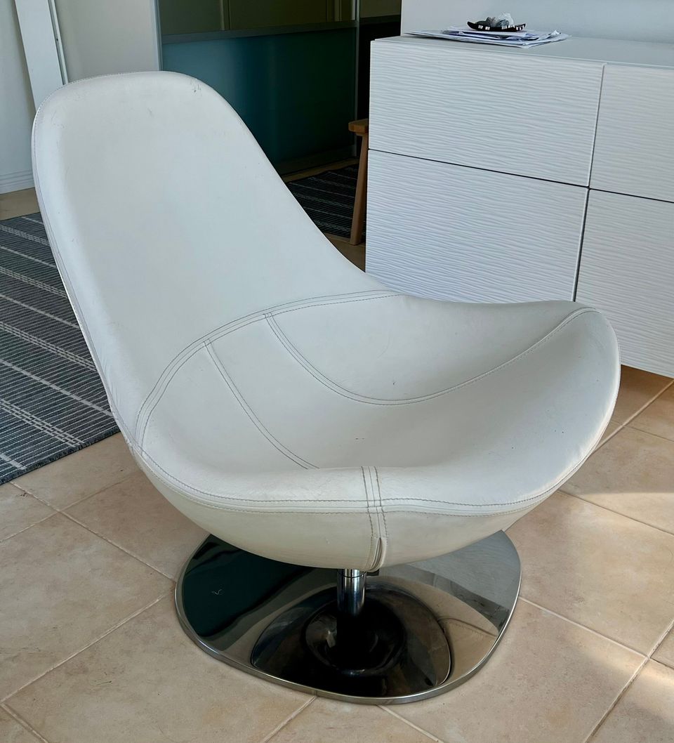 Ikean tyylikäs pyörivä lepotuoli, valkoista (teko?) nahkaa