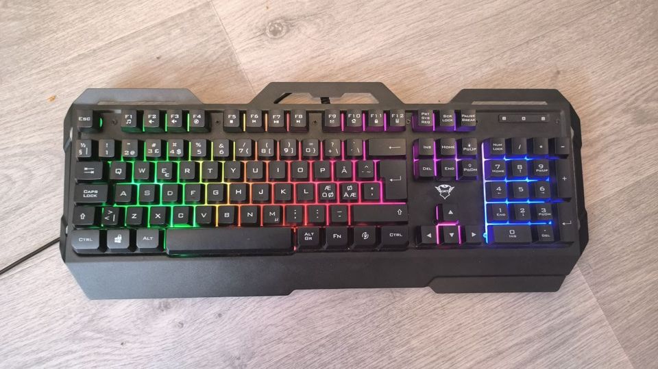 Keyboard TRUST with color