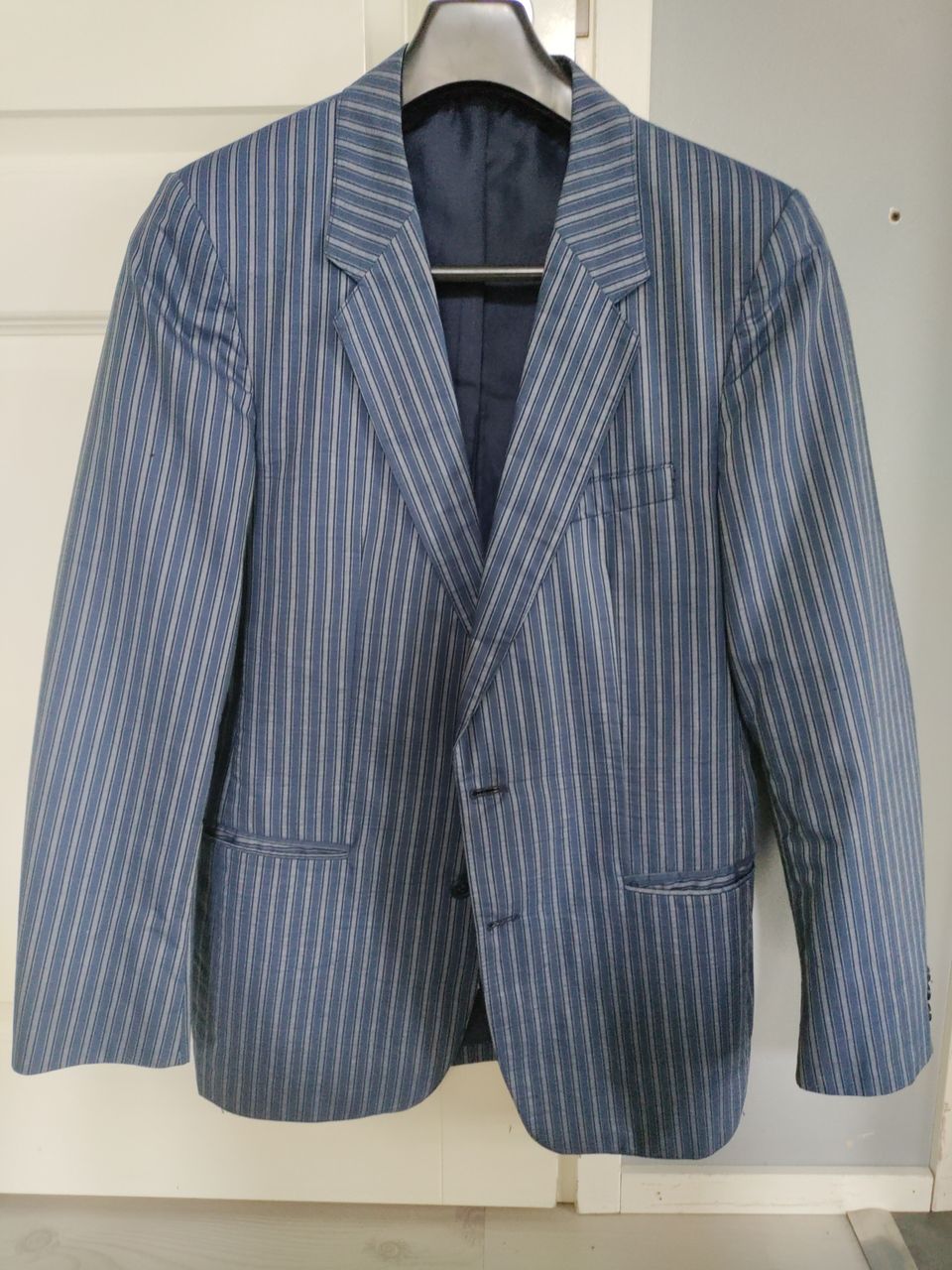Myydään kuvanmukainen miesten puvun takki