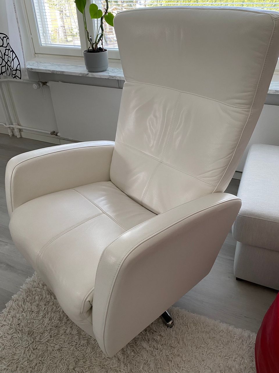 Lepo-nojatuoli valkoista nahkaa