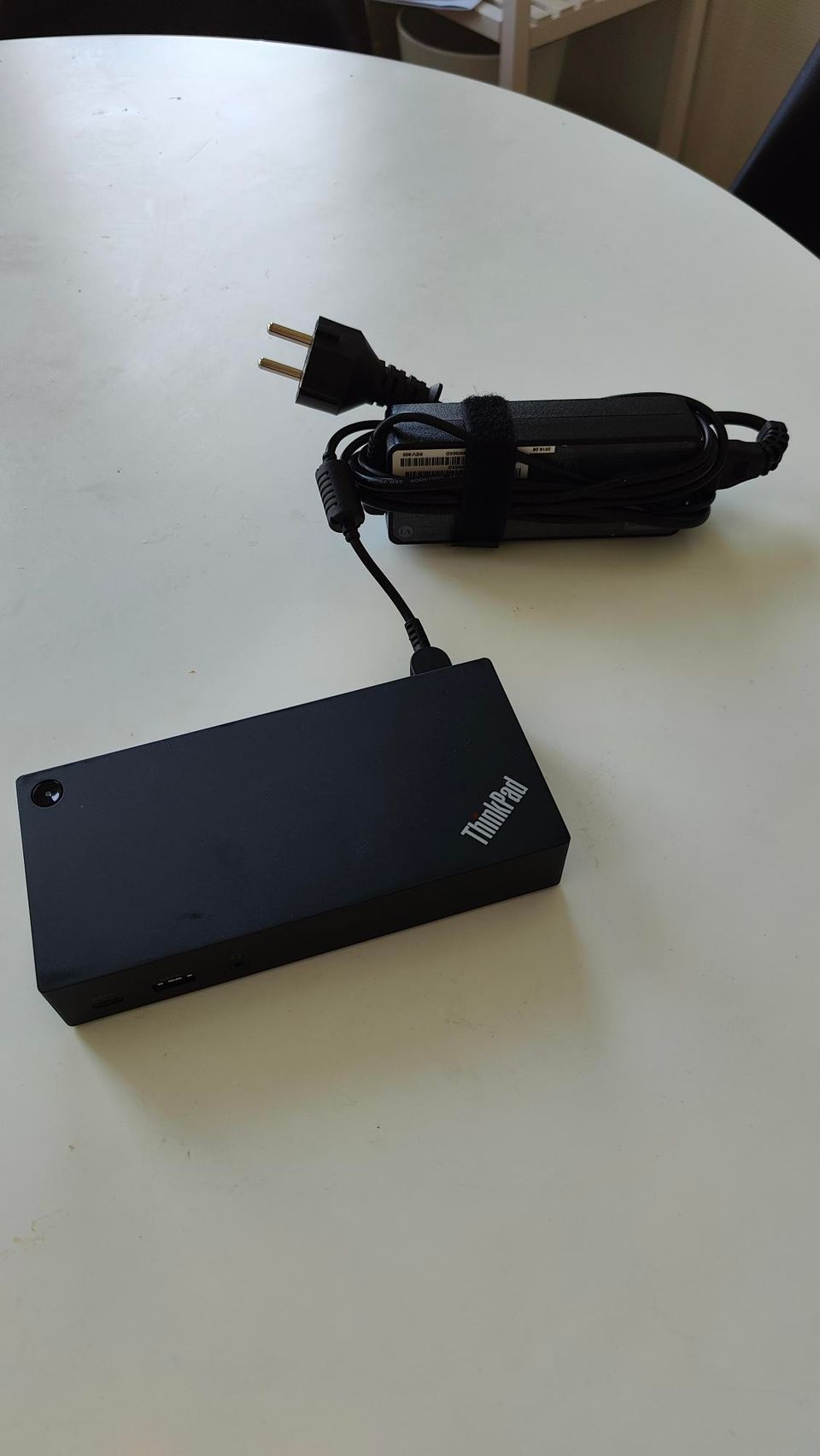 Lenovo Thinkpad USB-C Dock telakka ja virtalähde