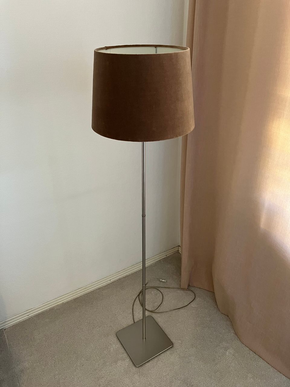 Ikea jalkalamppu ruskealla kuvulla