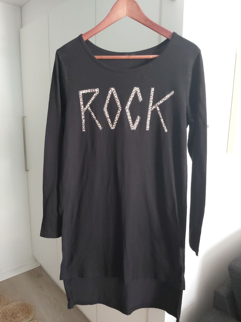Musta pitkähihainen paita "rock" -painatuksella, koko S.