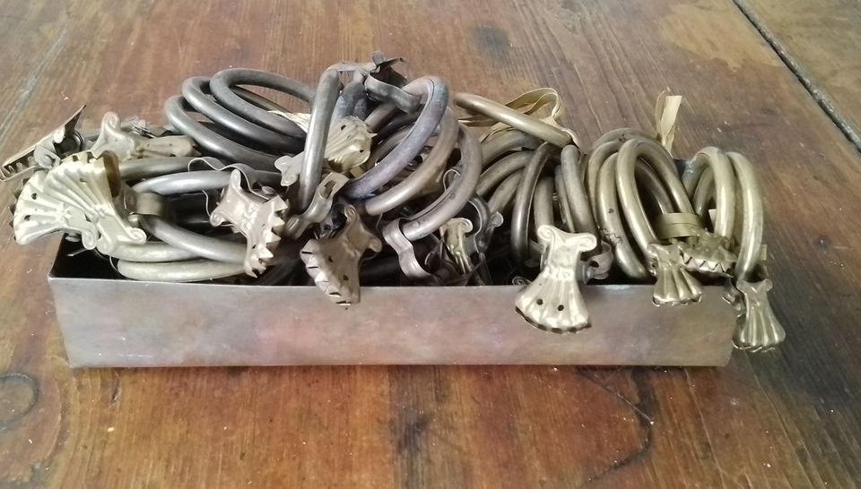 Antiikkiset messinkiset verhotankojen nipsut 36+24kpl, käyttämätön säkkikangas